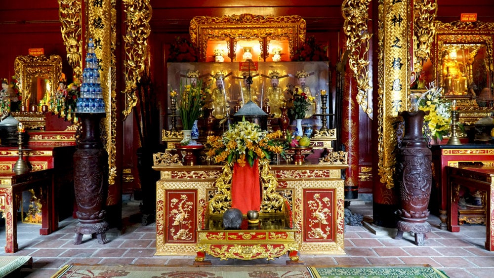 Điện thờ Ông Hoàng Mười bên trong đền